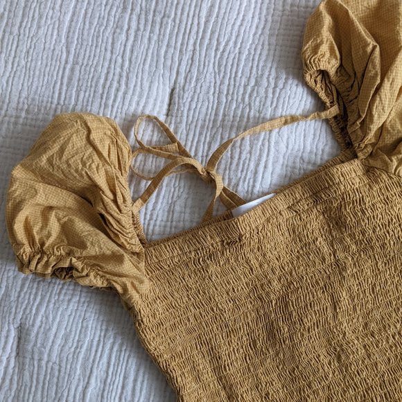 smocked crop top with puff sleeves - Picture 2 of 2